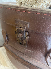 Load image into Gallery viewer, Vintage Hat Box With Handle.
