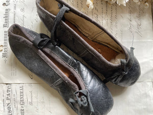 Vintage Girls Leather Ballet Slippers (Small Size)