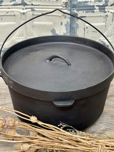 Cast Iron Camp Oven With Lid.